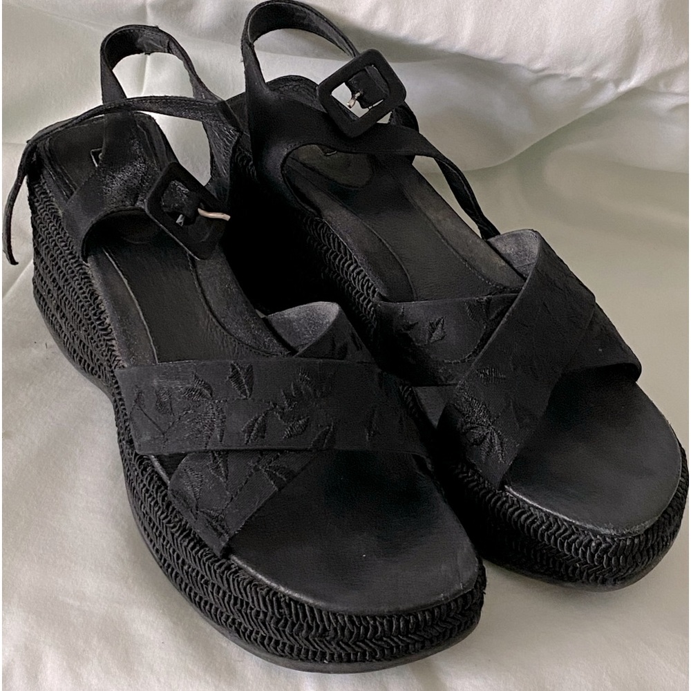 Super cute open toe exposed heel sandals.